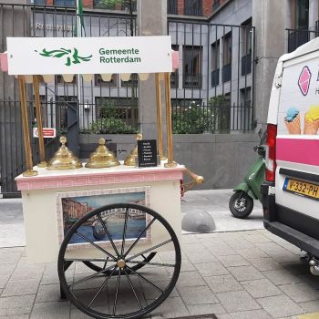 IJstraktatie bij gemeente Rotterdam IJskar bij gemeente Rotterdam